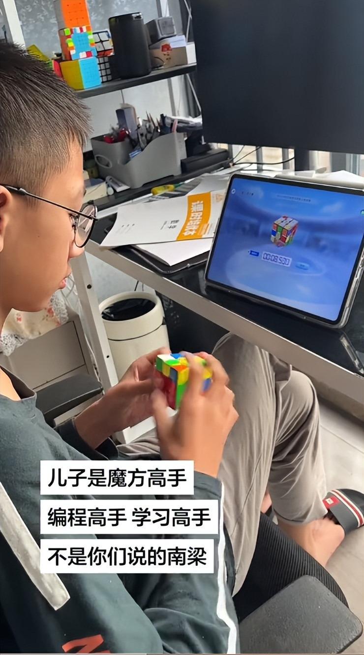 银河娱乐城-“正常男生不会这样坐”，家长晒学霸儿子，被调侃：已预定图灵班