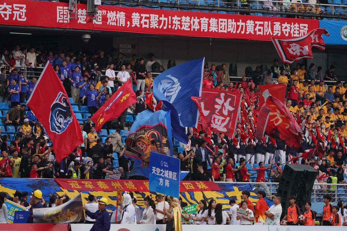 银河娱乐城app下载-“苏超”应援“楚超”，泰州130余名球迷自驾7个半小时到黄石加油